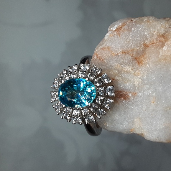 925 Blue And White Zircon Ring. - Picture 3 of 6